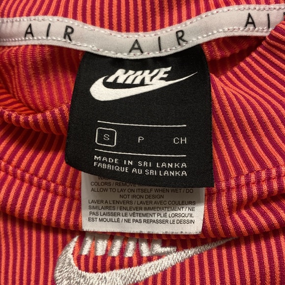 Women’s Nike long sleeved cropped athletic shirt (Small) - Picture 2 of 2